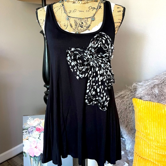 Tops - Adorable racer back style tank with fun bow!